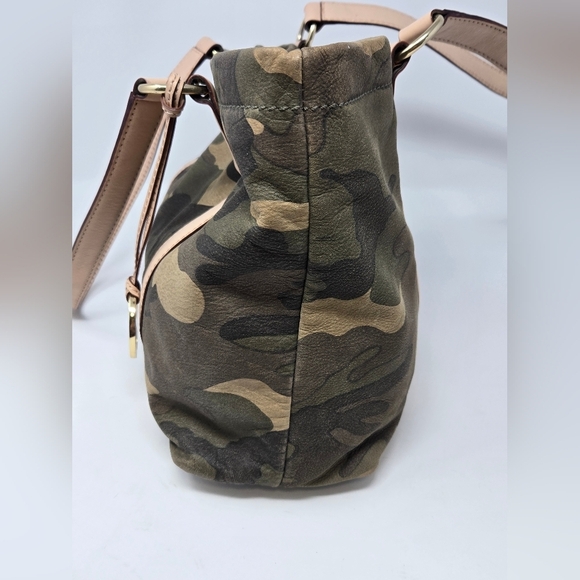 MICHAEL KORS CAMOUFLAGE SHOULDER BAG PURSE CAMO SOFT LEATHER GOLD INTERIOR WOMEN - Picture 4 of 16